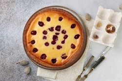 Пирог Сметанник с вишней 370г шт