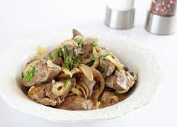 Печень куриная с луком вес.